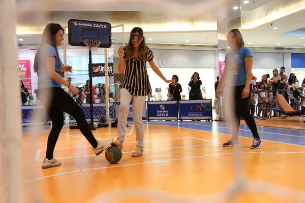 Futebol com venda nos olhos 