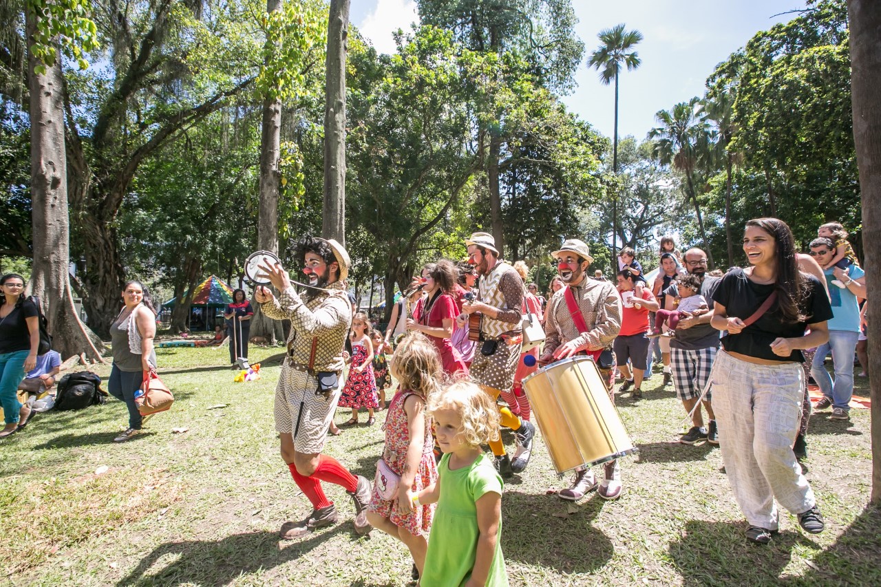 crianças para colorir com linda garota e amigos na tenda de circo